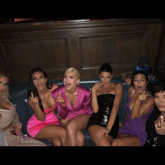 Khloé, Kim Kardashian, Kylie, Kendall Jenner, Kourtney Kardashian et leur mère Kris Jenner fêtent les 21 ans de Kylie au Craig's. Los Angeles, le 9 août 2018.