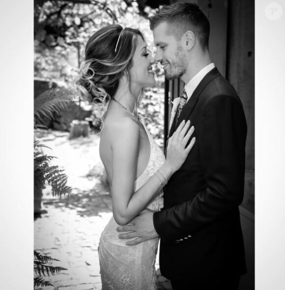 Camille Sold (Koh Lanta 2012) annonce son mariage avec le footballeur Morgan Schneiderlin (qui a eu lieu le 8 juin 2017) sur sa page Instagram le 12 juin 2017.