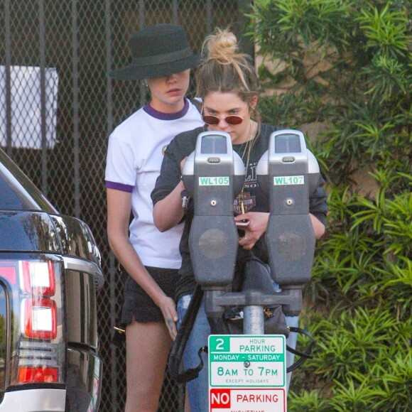 Exclusif - Cara Delevingne et Ashley Benson très complices dans les rues de West Hollywood, le 26 mai 2018