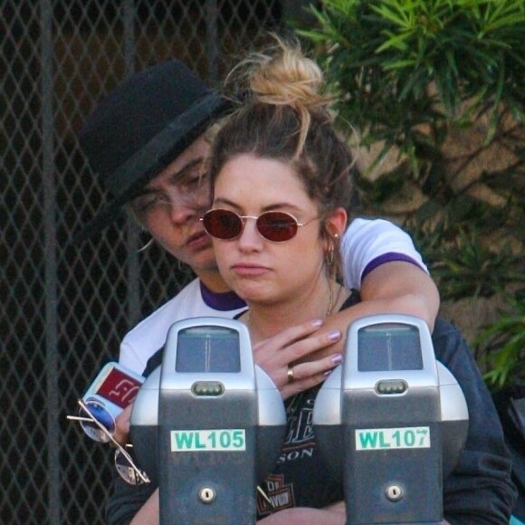 Exclusif - Cara Delevingne et Ashley Benson très complices dans les rues de West Hollywood, le 26 mai 2018