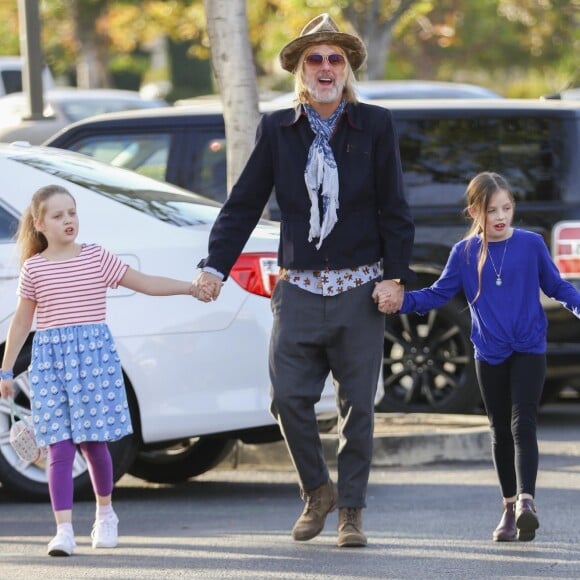 Exclusif - Michael Lockwood, le futur ex-mari de Lisa Marie Presley, se promène avec leurs filles jumelles Finley et Harper à Calabasas le 22 decembre 2017.