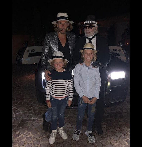 Brad Kroenig, Karl Lagerfeld et ses deux fils Jameson et Hudson à Saint-Tropez. Août 2018.