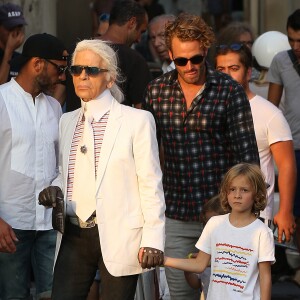 Karl Lagerfeld, son filleul Hudson Kroenig et Brad Kroenig se promènent dans les rues de Saint-Tropez. Le 7 août 2015