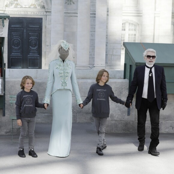 Alek Wek, Jameson et Hudson Kroenig et Karl Lagerfeld - Défilé de mode "Chanel", collection Haute-Couture automne-hiver 2018/2019, à Paris. Le 3 juillet 2018 © Olivier Borde / Bestimage
