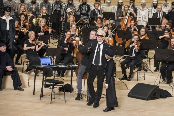 Karl Lagerfeld et son filleul Hudson Kroenig - Défilé Collection Métiers d'Art Chanel à la Philharmonie de l'Elbe à Hambourg, Allemagne, le 6 décembre 2017. © Olivier Borde/Bestimage