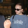 Exclusif - Lily-Rose Depp arrive à l'aéroport de LAX à Los Angeles, le 15 août 2018  For germany call for price Exclusive - Model Lily-Rose Depp is seen departing on a flight at LAX airport in Los Angeles. Lily kept it casual in a blue sweatshirt, black skirt and sneakers as she made her way through the airport. 15th august 201815/08/2018 - Los Angeles