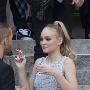 Semi-Exclusif - Lily-Rose Depp très proche d'un mystérieux inconnu lors de la soirée Vogue Foundation 2018 au Musée Galliera lors de la fashion week à Paris, le 3 juillet 2018.  For Germany call for price No web/No blog en Suisse / Belgique Semi-Exclusive - Lily-Rose Depp close to a mysterious man during the 'Vogue Foundation 2018' party at Palais Galleria on July 3, 2018 in Paris, France.03/07/2018 - Paris