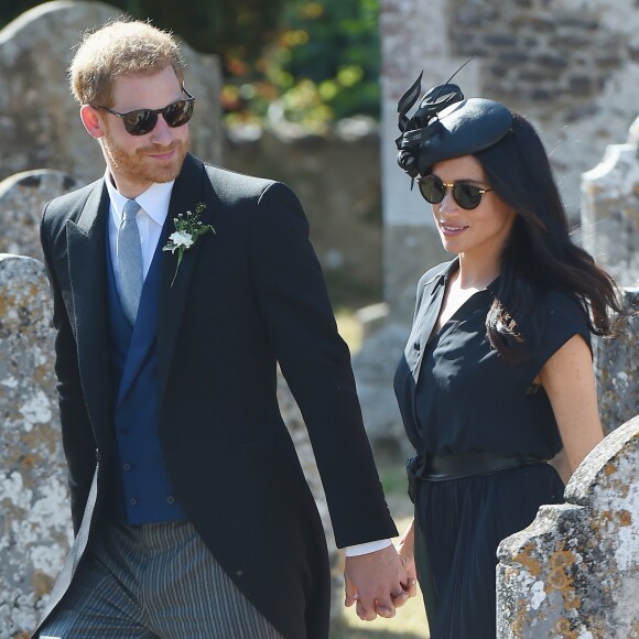 Le prince Harry, duc de Sussex, et Meghan Markle, duchesse de Sussex, au mariage de Charlie Van Straubanzee et Daisy Jenks à Frensham, le 4 août 2018.