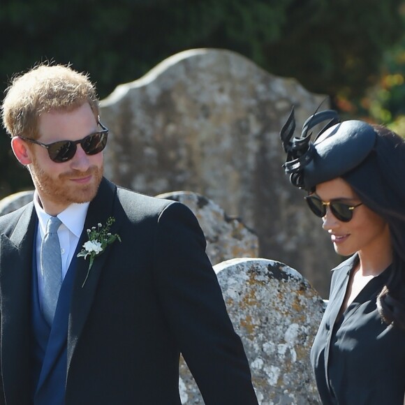 Le prince Harry, duc de Sussex, et Meghan Markle, duchesse de Sussex, au mariage de Charlie Van Straubanzee et Daisy Jenks à Frensham, le 4 août 2018.