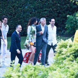 George Clooney et sa femme Amal partant dîner avec des amis au restaurant Villa D'Este sur le lac de Côme en Italie le 28 juillet 2018.