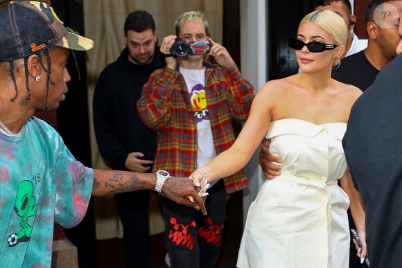 Kylie Jenner et son compagnon Travis Scott se tiennent la main alors qu'ils quittent l'Hôtel Mercer à New York. Les amoureux échangent un baiser avant de passer la journée séparément, le 21 aout 2018.