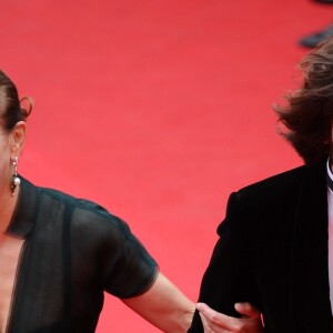 Carole Bouquet et son fils Dimitri Rassam - Montée des marches du film "Foxcatcher" lors du 67 ème Festival du film de Cannes le 19 mai 2014.