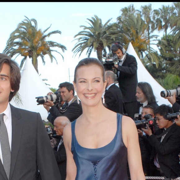 Carole Bouquet et son fils Dimitri - Montée des marches pour la clôture du 60e Festival de Cannes le 27 mai 2007.