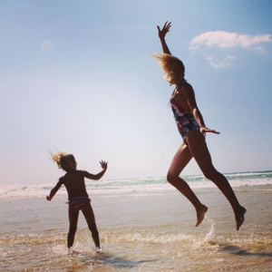 Elodie Gossuin et sa fille Joséphine le 22 août 2018 en vacances à la mer.