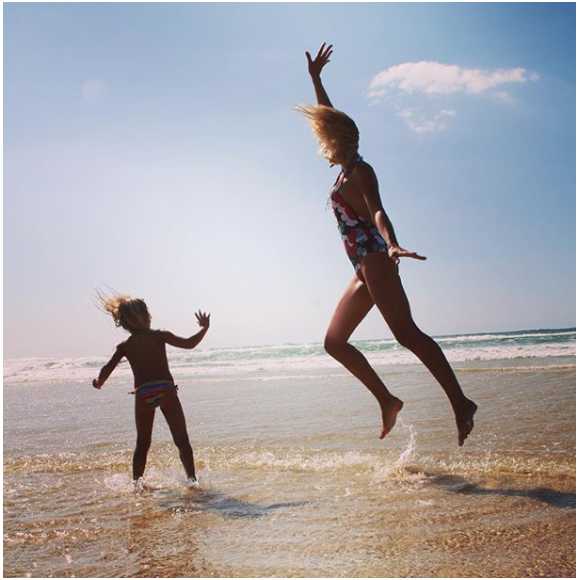 Elodie Gossuin et sa fille Joséphine le 22 août 2018 en vacances à la mer.