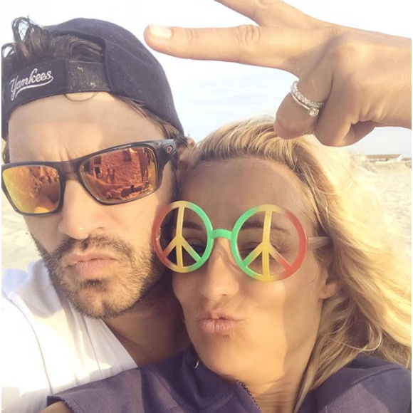 Bertrand Lacherie et Elodie Gossuin en vacances le 21 août 2018 à la plage.
