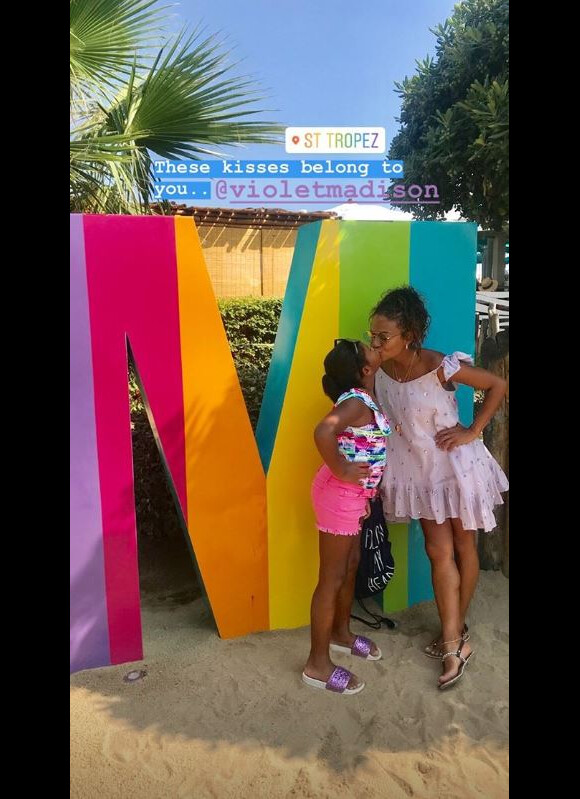 Christina Milian pose avec sa fille de 8 ans Violet à Saint-Tropez le 24 août 2018.