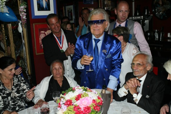 Exclusif - Rosa Bouglione avec son fils Emilien et Michou - Michou fête son 84ème anniversaire dans son cabaret à Paris le 18 juin 2015.