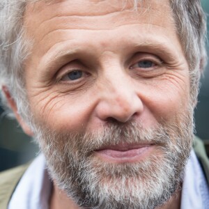 Stéphane Guillon lors du rassemblement devant les locaux de iTélé à Boulogne Billancourt au neuvième jour de grève de la société des journalistes le 25 octobre 2016.