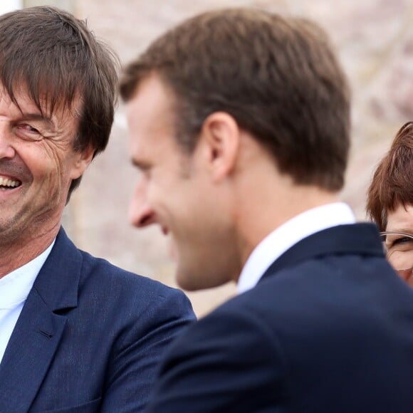 Le ministre de la Transition Ecologique et Solidaire Nicolas Hulot, la maire de Plévenon Claudine Belliard et le président de la République française Emmanuel Macron - Le président de la Républiques'est rendu en cap Fréhel (Côtes-d’Armor), France, le 20 juin 2018, un site d’où seront visibles les 62 éoliennes du parc de la baie de Saint-Brieuc, prévu pour 2023. D’une capacité de 500 mégawatts (MW), elles devraient produire de quoi alimenter en électricité 850 000 habitants et sortir la Bretagne d’une dépendance énergétique. © Stéphane Lemouton