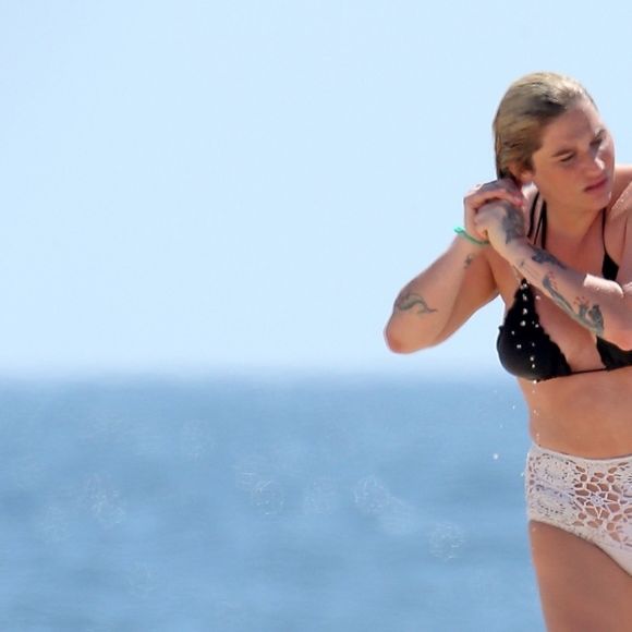 Exclusif -  Kesha et son compagnon Brad Ashenfelter passent une journée romantique sur la plage de Todos Santos au Mexique, le 16 août 2018