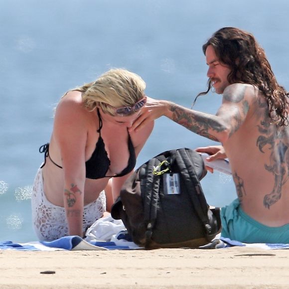 Exclusif -  Kesha et son compagnon Brad Ashenfelter passent une journée romantique sur la plage de Todos Santos au Mexique, le 16 août 2018