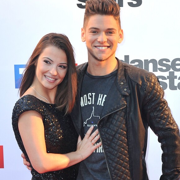 Rayane Bensetti et Denitsa Ikonomova - Photocall de présentation de la nouvelle saison de "Danse avec les Stars 5" au pied de la tour TF1 à Paris, le 10 septembre 2014.