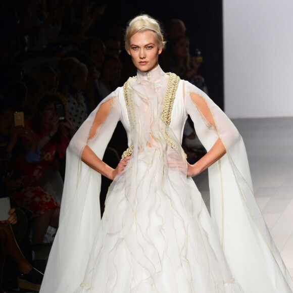Karlie Kloss défile pour John Paul Ataker à la Fashion Week à New York, le 11 septembre 2017