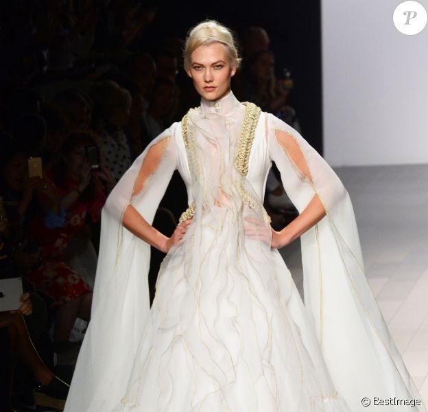 Karlie Kloss défile pour John Paul Ataker à la Fashion Week à New York, le 11 septembre 2017
