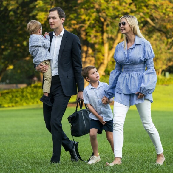 Jared Kushner et sa femme Ivanka Trump traversent la pelouse sud de la Maison Blanche à Washington DC avec leurs enfants Theodore et Joseph après un week-end à Bedminster dans le New Jersey, le 29 juillet 2018. Veuillez flouter le visage des enfants avant publication.  Jared Kushner and Ivanka Trump walk with their children Theodore and Joseph across the South Lawn returning from a weekend stay in Bedminster, New Jersey. Earlier in the day, the U.S. President Donald J. Trump once again went after the media on Twitter, calling them the "enemy of the people". Please hide children face prior publication.29/07/2018 - Washington DC