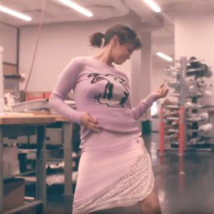 Selena Gomez s'éclate seule à l'atelier Coach. Août 2018.