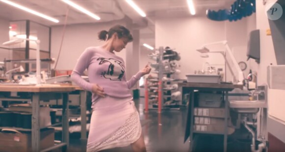 Selena Gomez s'éclate seule à l'atelier Coach. Août 2018.