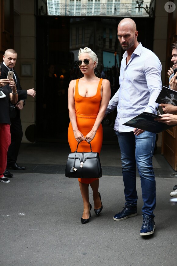 Lady Gaga quitte l'hôtel Hyatt à Paris. Le 30 août 2018.