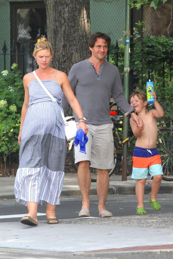Claire Danes (enceinte), son mari Hugh Dancy et leur fils Cyrus dans les rues de SoHo à New York, le 26 août 2018.