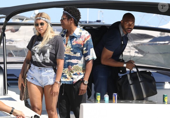Exclusif - Jay-Z et sa femme Beyonce arrivent en bateau à Nice avec un sac de la marque Bottega Veneta avant de se produire sur la scène de l'Allianz Riviera le 17 juillet 2018.