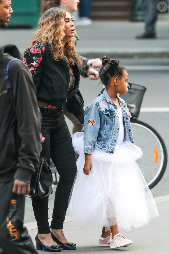 Exclusif - Blue Ivy habillée en tenue de danseuse, se rend à l'Opéra Garnier avec sa grand-mère Tina Knowles pendant que ses parents sont en répétitions à l'U Arena le 23 mai 2018.