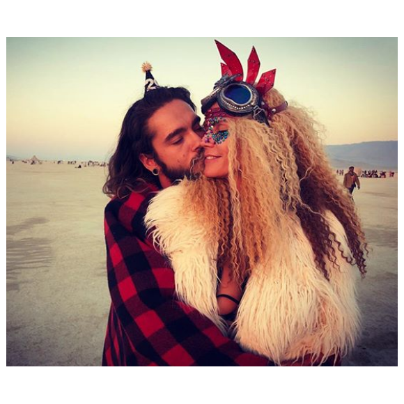 Heidi Klum et Tom Kaulitz se câlinant au Festival Burning Man le 3 septembre 2018