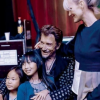 Johnny Hallyday souriant, entouré de sa femme Laeticia et leurs filles Jade et Joy - Photo publiée sur Instagram le 26 mai 2017