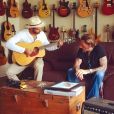 Johnny Hallyday et Yodelice (Maxim Nucci) trouvent l'inspiration dans un "guitar shop" de Santa Fe. Photographiés par Laeticia pendant leur road trip, le 22 septembre 2016.