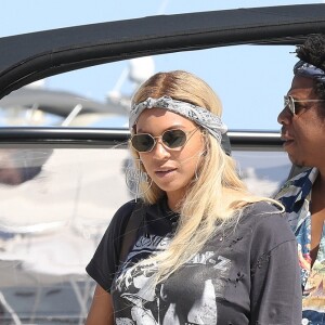 Exclusif - Jay-Z et sa femme Beyoncé arrivent en bateau à Nice avec un sac de la marque Bottega Veneta avant de se produire sur la scène de l'Allianz Riviera le 17 juillet 2018.