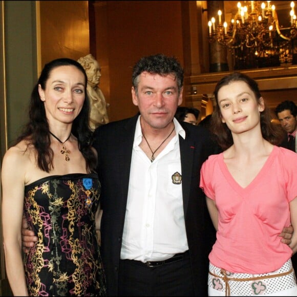 "PATRICK DUPOND" "ELISABETH PLATEL" (OFFICIER DANS L' ORDRE NATIONAL DU MERITE) ET "AURELIE DUPONT" - CEREMONIE DE REMISES D' INSIGNES A L' OPERA NATIONAL DE PARIS SERRE" FEMININ HOMME. Le 18 juin 2004.