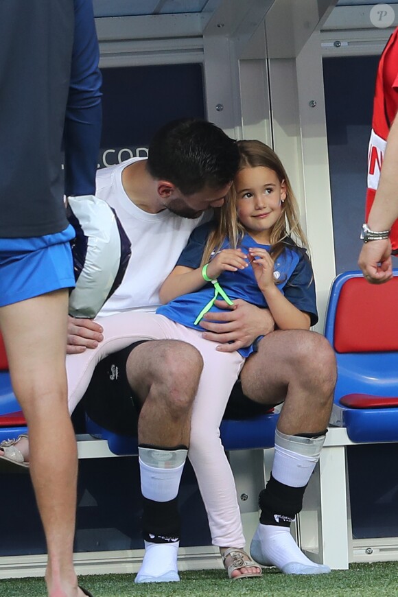 Le capitaine de l'équipe de France Hugo Lloris avec sa fille lors du match des 8ème de finale de l'UEFA Euro 2016 France-Irlande au Stade des Lumières à Lyon, France le 26 juin 2016. © Cyril Moreau/Bestimage