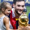 Hugo Lloris et ses filles - L'équipe de France sur la pelouse du stade Loujniki après leur victoire sur la Croatie (4-2) en finale de la Coupe du Monde 2018 (FIFA World Cup Russia2018), le 15 juillet 2018.