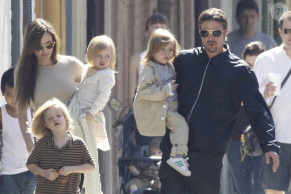 Brad Pitt et Angelina Jolie en famille en mars 2011 à La Nouvelle-Orléans.