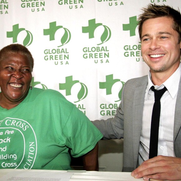 Brad Pitt en conférence de presse en août 2006 avec Pam Dashiell, résidente du Lower Ninth Ward qu'il a entrepris de reconstruire à La Nouvelle-Orléans après le passage de l'ouragan Katrina.