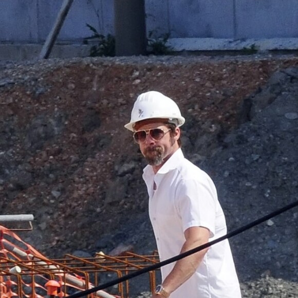 Brad Pitt en visite sur le chantier du centre culturel international Oscar Niemeyer le 31 août 2009 à Aviles en province des Asturies, Espagne, en parallèle du programme de construction qu'il a initié à La Nouvelle-Orléans avec la fondation Make It Right pour reloger les sinistrés de l'ouragan Katrina.