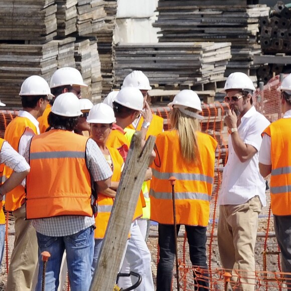 Brad Pitt en visite sur le chantier du centre culturel international Oscar Niemeyer le 31 août 2009 à Aviles en province des Asturies, Espagne, en parallèle du programme de construction qu'il a initié à La Nouvelle-Orléans avec la fondation Make It Right pour reloger les sinistrés de l'ouragan Katrina.