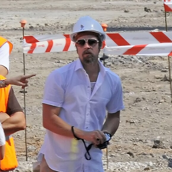 Brad Pitt en visite sur le chantier du centre culturel international Oscar Niemeyer le 31 août 2009 à Aviles en province des Asturies, Espagne, en parallèle du programme de construction qu'il a initié à La Nouvelle-Orléans avec la fondation Make It Right pour reloger les sinistrés de l'ouragan Katrina.