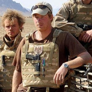 Le prince Harry, debout au centre, et l'adjudant Nathan Hunt, accroupi à droite, le 27 février 2008 dans la province du Hellmand en Afghanistan lors d'une mission de reconnaissance. © John Stillwell/PA Wire/Abacapress.com