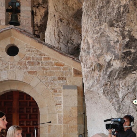 Le roi Felipe VI d'Espagne, la reine Letizia et leurs filles la princesse Leonor des Asturies et l'infante Sofia dans la Sainte Grotte de la Vierge de Covadonga pour le centenaire du couronnement canonique de la Vierge, le 8 septembre 2018 à Cangas de Onis. Il s'agissait de la première visite officielle de la princesse Leonor dans le royaume des Asturies, 41 ans après la première de son père.